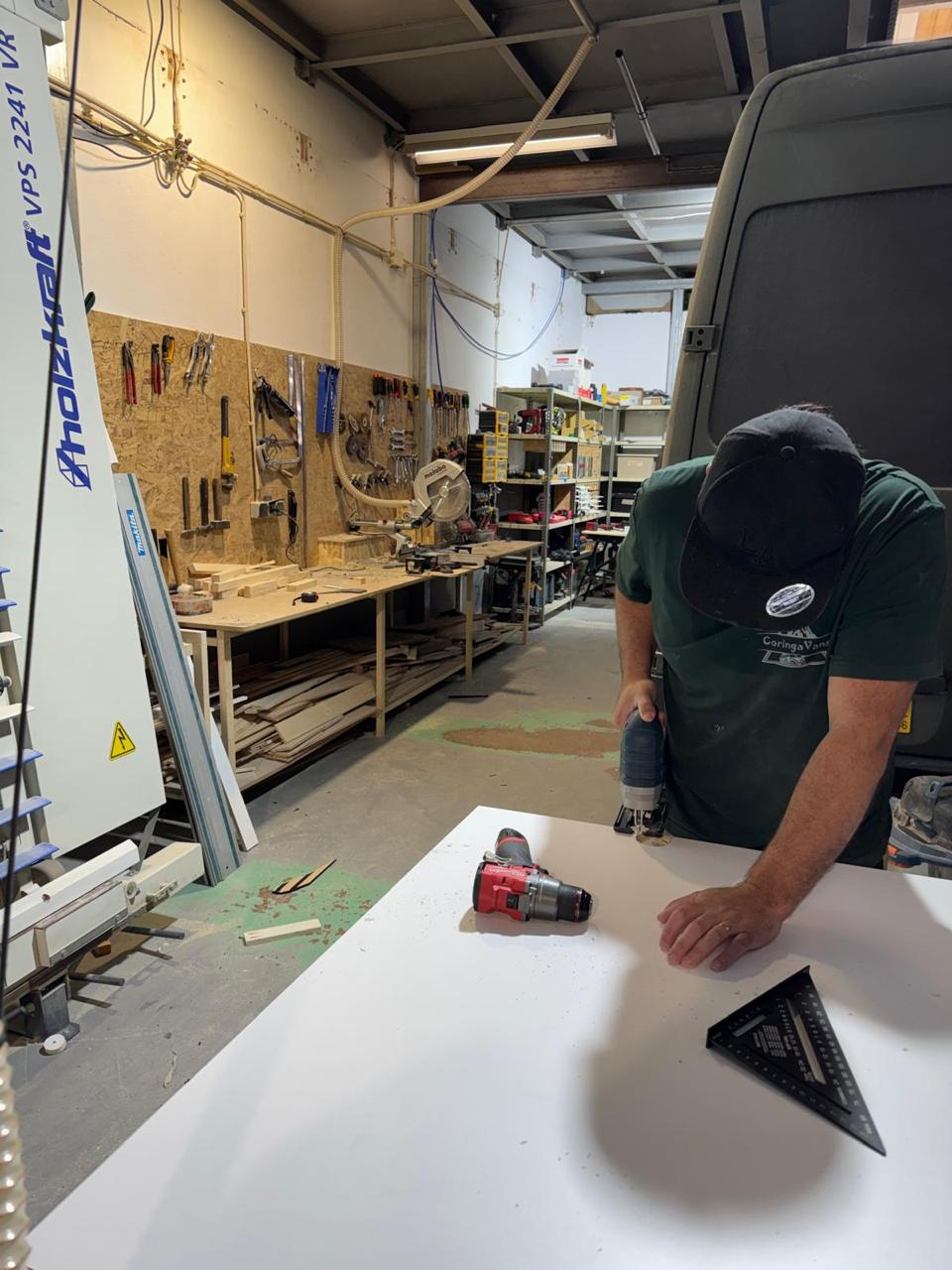 Oficina Coringa Vans — interior de uma van em transformação
