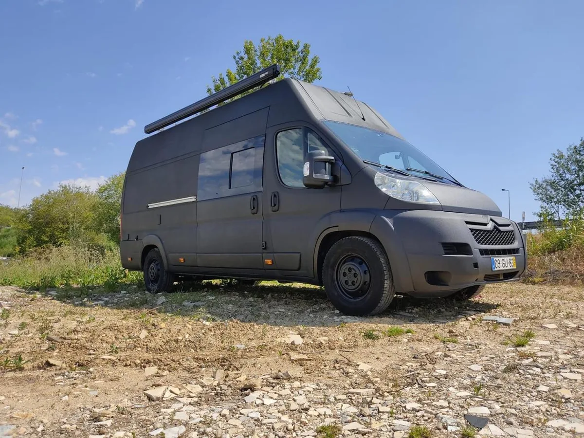 Front three-quarter view of the Jumper with the awning retracted on the roof