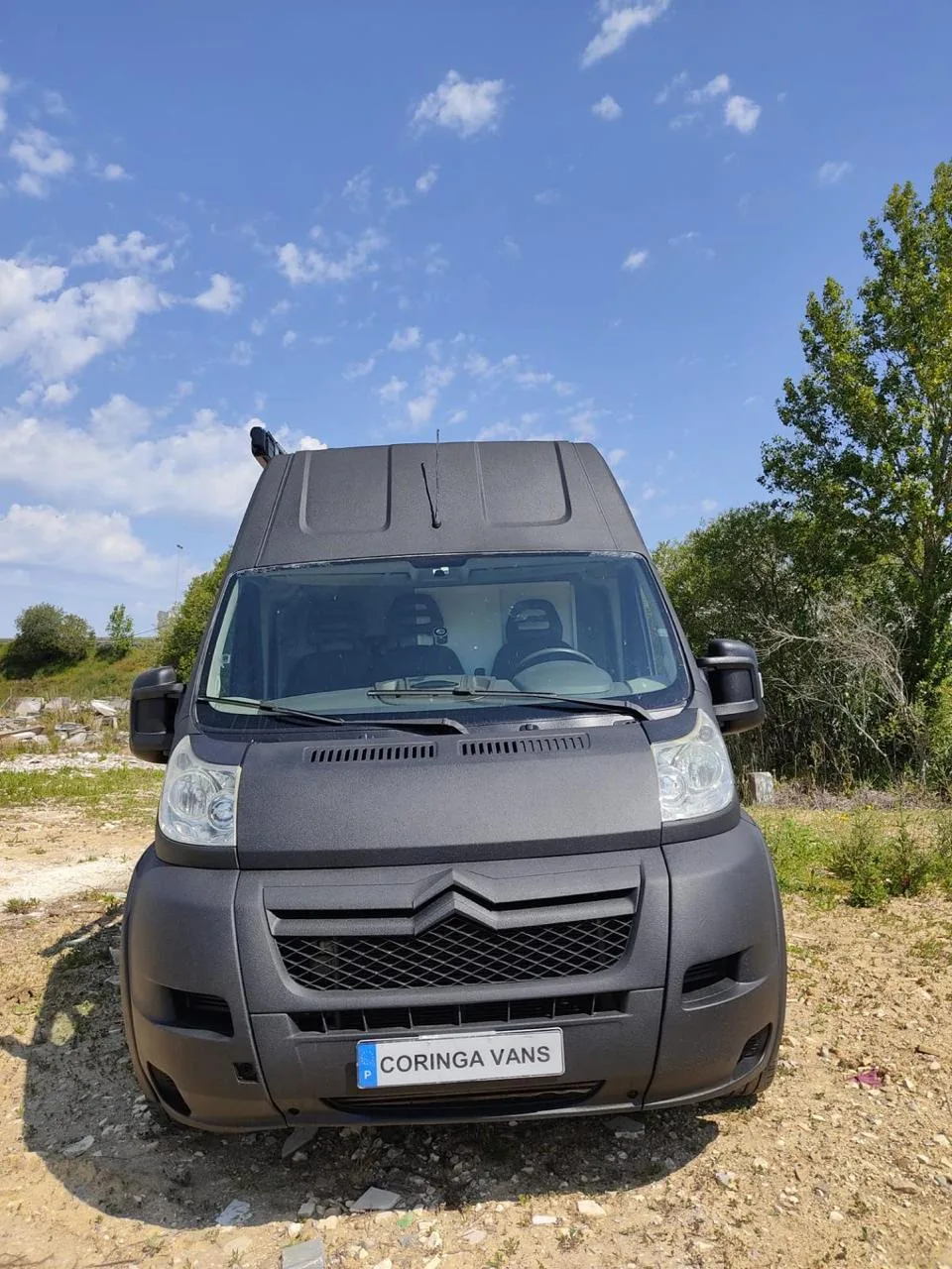 Direct front view with the Citroën emblem in focus