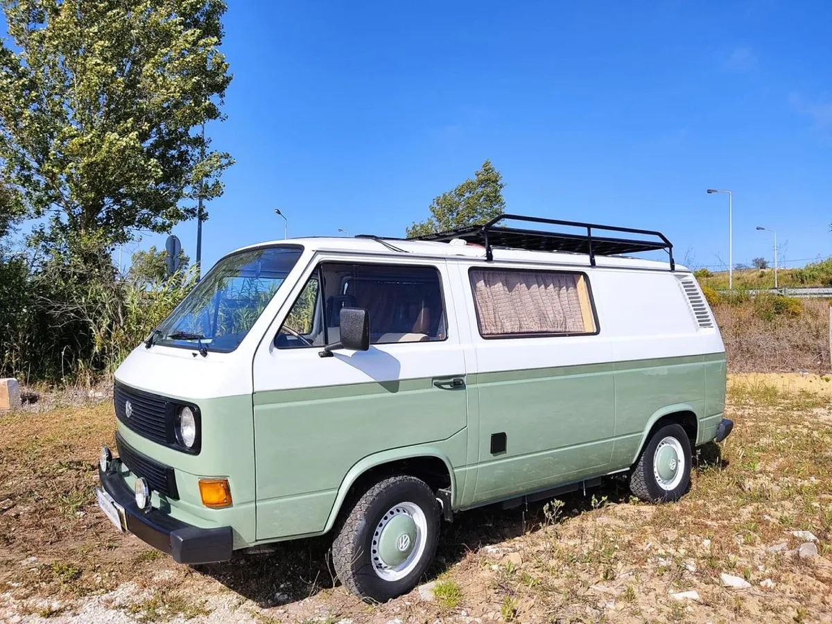 VW Transporter T3 verde e branca, vista lateral 3/4 em campo aberto