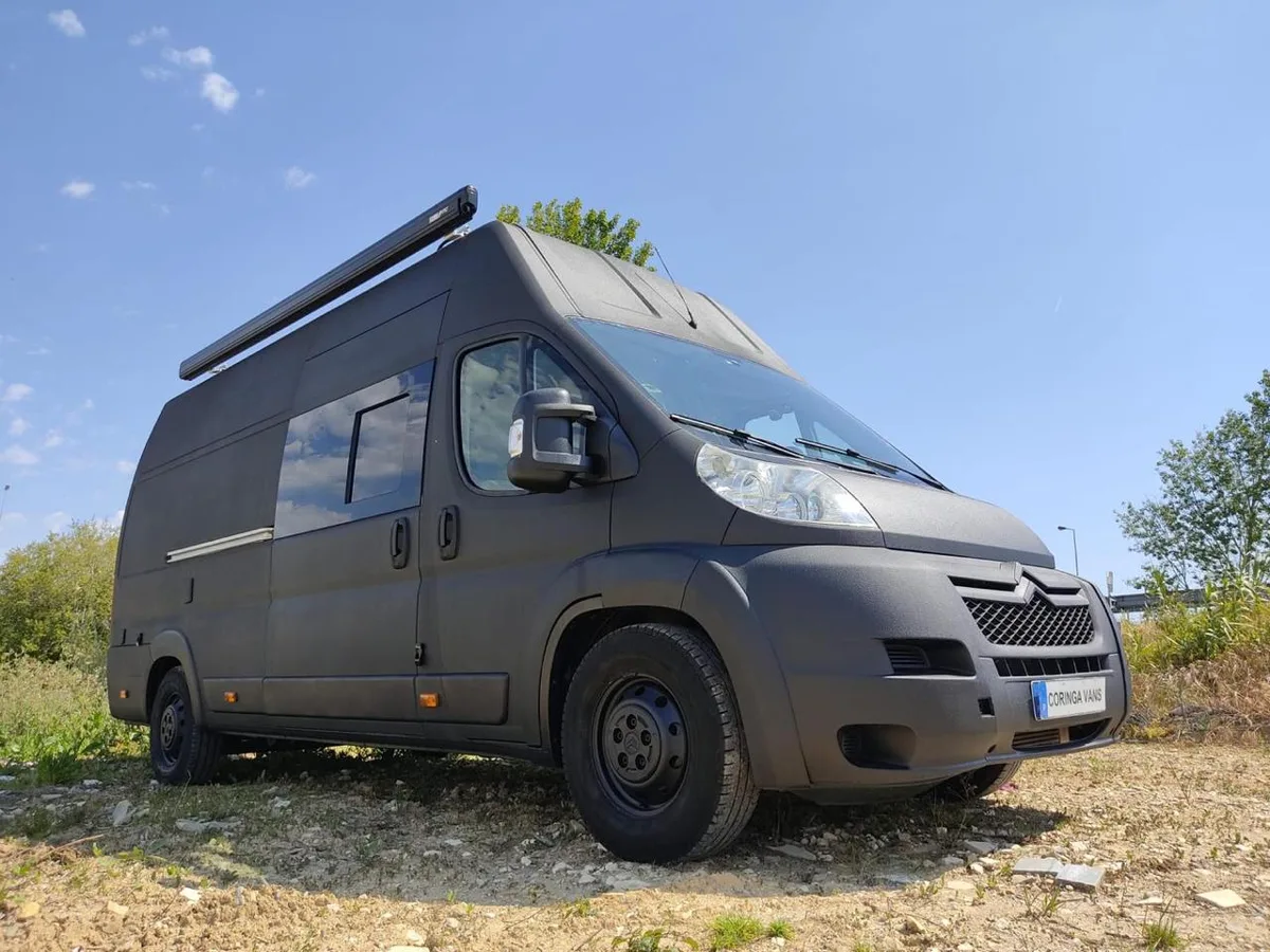 Citroën Jumper com pintura Raptor cinza escuro, vista lateral 3/4