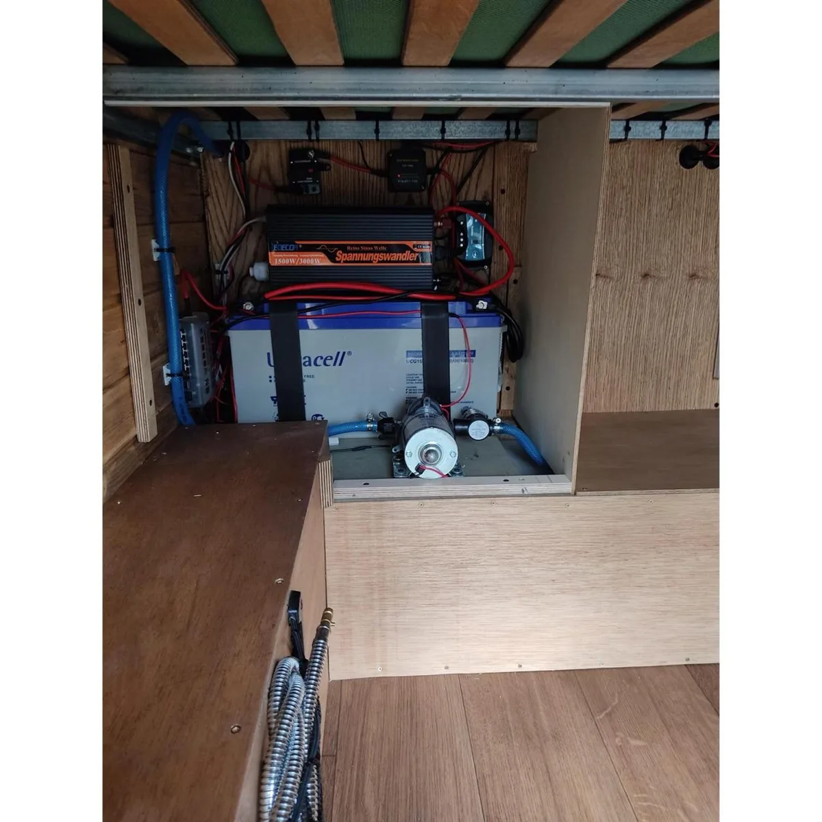 Electrical system — service battery, inverter and water pump